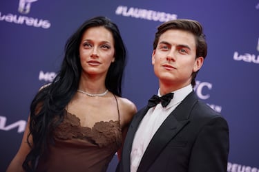 El futbolista argentino Paulo Dybala (d) y su esposa, Oriana Sabatini, posan a su llegada a la ceremonia de entrega de los Premios Laureus.