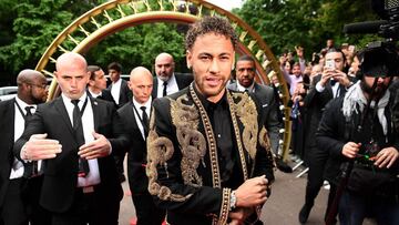 TOPSHOT - Paris Saint-Germain&#039;s Brazilian forward Neymar arrives for a TV show on May 13, 2018 in Paris, as part of the 27th edition of the UNFP (French National Professional Football players Union) trophy ceremony.   / AFP PHOTO / FRANCK FIFE