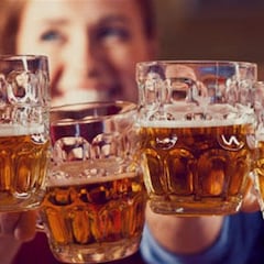 Por qué no deberías beber alcohol antes y después de vacunarte