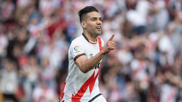 MADRID, 01/05/2022.- El delantero del Rayo Vallecano Radamel Falcao celebra tras marcar ante la Real Sociedad, durante el partido de Liga en Primera División que se disputa este domingo en el estadio de Vallecas, en Madrid. EFE/Rodrigo Jiménez
