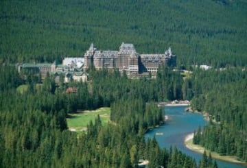 Este idílico campo de golf tiene 27 hoyos y está situado en uno de los parques nacionales más bonitos de Canadá, cerca de las Montañas Rocosas.