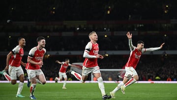El Arsenal gana y mete presi車n al Tottenham y City
