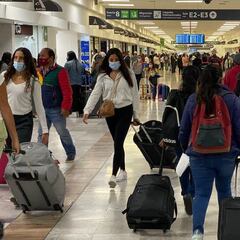 Cancelan más de 400 vuelos en el AICM, tras brote de Covid-19