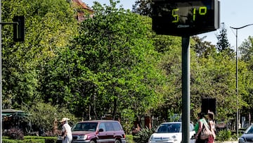 Un termómetro situado en el Prado, marca 51 grados al paso de transeúntes que resisten la fuerte ola de calor, a 26 de junio del 2023 en Sevilla (Andalucía, España). La Agencia Estatal de Meteorología (Aemet) ha activado el aviso rojo por altas temperaturas en las campiñas de Córdoba y Sevilla, un aviso que estará vigente entre las 13,00 y las 21,00 horas, según informa Emergencias 112 Andalucía. En estas comarcas, los termómetros podrán alcanzar los 44 grados.
26 JUNIO 2023
Eduardo Briones / Europa Press
26/06/2023