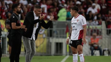 AMDEP1052. RÍO DE JANEIRO (BRASIL), 19/04/2023.- El entrendor de Ñublense Jaime García Arévalo (i) da indicaciones hoy, en un partido de la fase de grupos de la Copa Libertadores entre Flamengo y Ñublnese en el estadio Maracaná en Río de Janeiro (Brasil). EFE/ Antonio Lacerda
