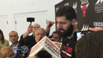 Nikola Mirotic atiende a los medios en el regreso de los Bulls a los entrenamientos.