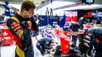 Max Verstappen en el garaje de Toro Rosso en Jerez.