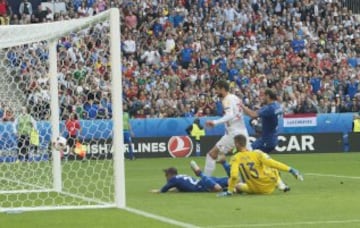 Lanzamiento de falta Éder. Para de Gea pero el balón queda muerto en el área pequeña. Chiellini remata con la oposición de Piqué y marca el 1-0.