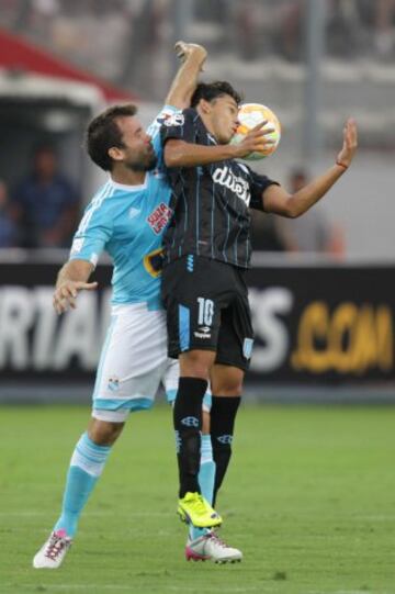 Racing le gana 2-0 sobre el final a Sporting en Lima