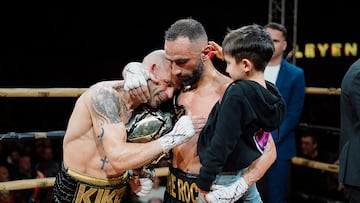 Kiko Martínez abraza a Juli Giner, que lleva a su hijo Aimar en brazos, tras su combate.