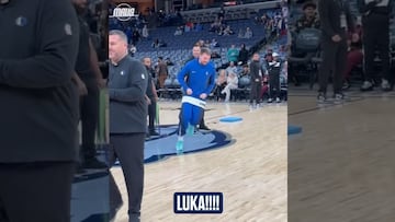 Vídeo: Luka Doncic se luce con una canasta echa con la cabeza