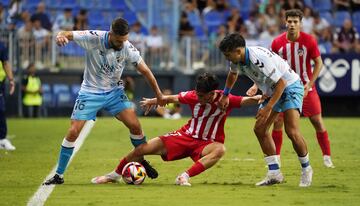 Genaro y Gismera pugnan por un balón.