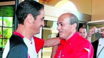 <b>APRIETA. </b>Del Nido le ha pedido a Jiménez una mejor imagen del equipo en el Carranza para espantar debates en la calle.