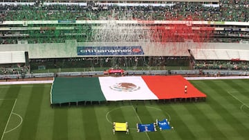 La gigantesca bandera mexicana vuelve a aparecer en el Estadio Azteca