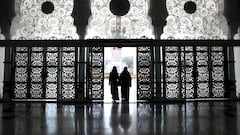 Muslim women walk through the door of Baiturrahman Grand Mosque during the holy fasting month of Ramadan in Banda Aceh, Indonesia, March 12, 2024, in this photo taken by Antara Foto. Antara Foto/Irwansyah Putra/ via REUTERS  ATTENTION EDITORS - THIS IMAGE HAS BEEN SUPPLIED BY A THIRD PARTY. MANDATORY CREDIT. INDONESIA OUT. NO COMMERCIAL OR EDITORIAL SALES IN INDONESIA.