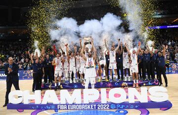 Rudy Fernández levanta la copa del Eurobasket.