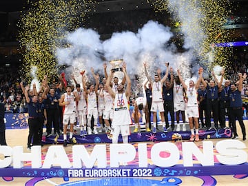 Rudy Fernández levanta la copa del Eurobasket.