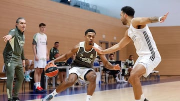 Sergio Scariolo, en el entrenamiento de ayer del Real Madrid, sigue de cerca una acción entre Theo Maledon y Trey Lyles.