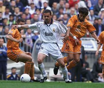 El yugoslavo Predrag Mijatovic, del Real Madrid, intenta escapar de Luis Milla (derecha) y el rumano Adrian Ilie, del Valencia, en el encuentro de Liga que disputan en el estadio "Santiago Bernabeu".