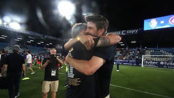 El exfutbolista Gerard Piqué, propietario del Andorra, celebra con sus jugadores el ascenso a la segunda división