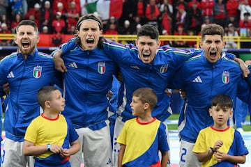 La plantilla de la selección italiano cantando el himno nacional del país (Il Canto degli Italiani).