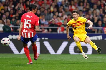 Rodrigo de Paul falla en el pase en las inmediaciones del área y se la entrega a Raphinha. El brasileño asiste al delantero polaco en su internada en el área rojiblanca, dispara seco y raso, para anotar el segundo tanto cruzando el balón que toca el poste derecho de Jan Oblak.