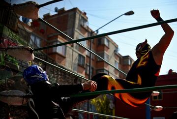 En Tepito, un barrio de Ciudad de México, se ha celebrado un campeonato de lucha al aire libre que busca promover el deporte entre los jóvenes para alejarlos de la criminalidad.