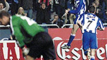 <B>NO PIERDE EL PASO</B>. El Deportivo venció y sigue la estela del liderato. Víctor culminó la remontada con su gol.