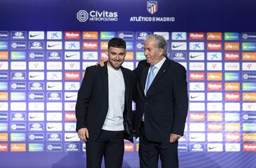 Javi Galán, el primer fichaje del Atlético 23-24, ha sido presentado este miércoles en el auditorio del Cívitas Metropolitano. El lateral, de 28 años, entró en la sala junto a Enrique Cerezo y estuvo acompañado también por amigos, familiares y por el director deportivo, Andrea Berta, y el vicepresidente Antonio Alonso.