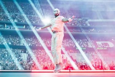 Otro artista internacional que regresa al metropolitano. The Weeknd ya actuó en el estadio rojiblanco en 2018, como se ve en la imagen,  y el próximo mes verano dará tres conciertos (28, 29 y 30 de agosto) en el feudo del Atlético de Madrid.