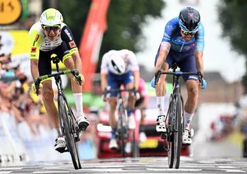 Simon Clarke bate a Boasson Hagen para culminar victorioso su escapada en Arenberg porte du Hainaut.