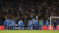 Los jugadores del Deportivo escuchando a la afición al final del partido ante el Talavera (3-2).