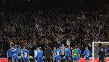 Los jugadores del Deportivo escuchando a la afición al final del partido ante el Talavera (3-2).