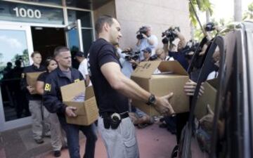 Agentes del FBI llevandose cajas de la sede de la CONCACAF. Durante la investigación internacional de la FIFA, donde nueve funcionarios de la FIFA y cinco ejecutivos de las empresas fueron acusados de extorsión, fraude electrónico y conspiración de lavado de dinero