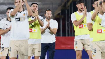 El entrenador del Valencia Rubén Baraja saluda a los aficionados.