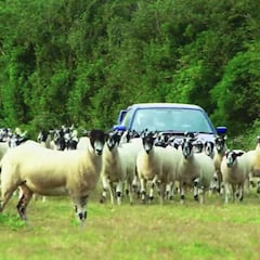 Jeremy Clarkson emula a Ken Block... en la granja