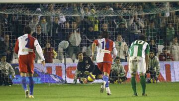 El exguardameta argentino militó en el Atlético entre el 2004 y el 2009, hasta disputar un total de 181 partidos de rojiblanco. En el Mallorca no había destacado por su habilidad a la hora de parar penaltis, sin llegar a detener ninguno en Liga, pero fue llegar al Atlético y se transformó. Como colchonero, de los 26 penaltis que le lanzaron a Leo Franco tan sólo 15 acabaron en gol (el 57%). El argentino consiguió parar ocho y otros tres se marcharon fuera. A destacar dos actuaciones estelares, parando dos penaltis en el mismo partido al Sevilla (Kanoute y Saviola) pese a la derrota por 0-1 y dos al Betis (Edú y Fernando), con sus posteriores rebotes, para llevarse los tres puntos por la mínima del feudo verdiblanco. 