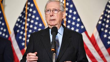 El l&iacute;der de la mayor&iacute;a del Senado de los Estados Unidos, Mitch McConnell, habla despu&eacute;s de asistir al almuerzo republicano del Senado en el edificio de oficinas del Senado de Hart en Capitol Hill en Washington, DC, el 4 de agosto de 2020.