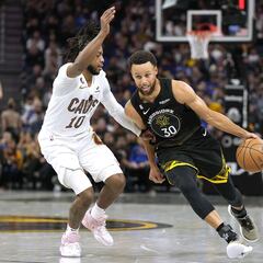 Unstoppable Curry makes NBA history in Warriors win