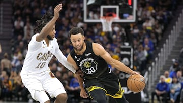 SAN FRANCISCO, CALIFORNIA - NOVEMBER 11: Stephen Curry #30 of the Golden State Warriors dribbles the ball past Darius Garland #10 of the Cleveland Cavaliers in the third of an NBA basketball game at Chase Center on November 11, 2022 in San Francisco, California. NOTE TO USER: User expressly acknowledges and agrees that, by downloading and or using this photograph, User is consenting to the terms and conditions of the Getty Images License Agreement.   Thearon W. Henderson/Getty Images/AFP