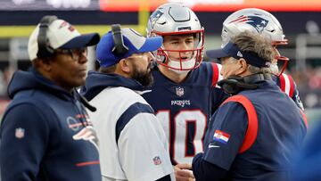 FOXBOROUGH, MASSACHUSETTS - JANUARY 01: Mac Jones #10 of the New England Patriots talks with head coach Bill Belichick of the New England Patriots during the fourth quarteragainst the Miami Dolphins at Gillette Stadium on January 01, 2023 in Foxborough, Massachusetts.   Winslow Townson/Getty Images/AFP (Photo by Winslow Townson / GETTY IMAGES NORTH AMERICA / Getty Images via AFP)