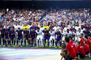 Barcelona y Chapecoense posando juntos.