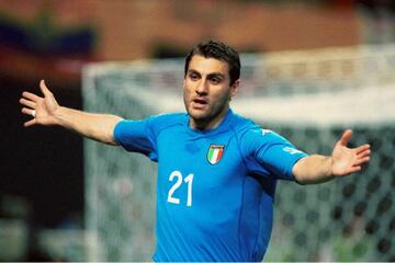 Jugó en Inter, Lazio, Atlético de Madrid y varios clubes más. Vistió la camiseta de la selección italiana. Pero perdió toda su fortuna por su adicción al póker y a la vida nocturna; además de malas inversiones.