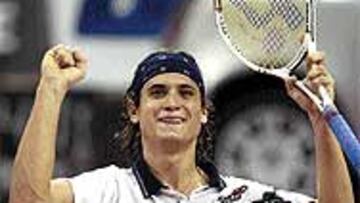 <B>EL RELEVO.</B> David Ferrer, tras vencer ayer a Álex Corretja.