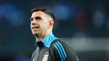 PHILADELPHIA, PENNSYLVANIA - MARCH 22: Emiliano Martinez #23 of Argentina looks on during an international friendly against the El Salvador at Lincoln Financial Field on March 22, 2024 in Philadelphia, Pennsylvania. Mitchell Leff/Getty Images/AFP (Photo by Mitchell Leff / GETTY IMAGES NORTH AMERICA / Getty Images via AFP)