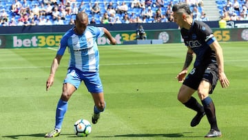 Diego Rolan, defendido por Daniel Torres durante el M&aacute;laga - Alav&eacute;s.