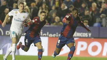 Jefferson Lerma junto a R&oacute;ber Pier y el madridista Toni Kross.