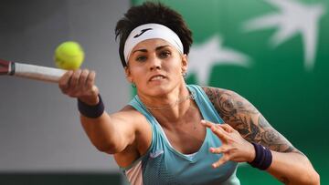 Aliona Bolsova devuelve una bola durante un partido.