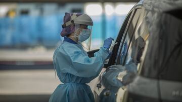 Sevilla/20-11-2020: Personal sanitario toma muestras a usuarios, en su propio vehículo, para el test PCR y análisis de coronavirus hoy en el hospital militar de Sevilla.
FOTO: PACO PUENTES/EL PAIS