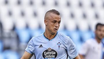 El mediocentro eslovaco Stanislav Lobotka, durante un partido del Celta en Bala&iacute;dos. 